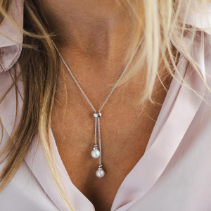 Coast Tumble Pearl Lariat Necklace model image – The Coast collection 